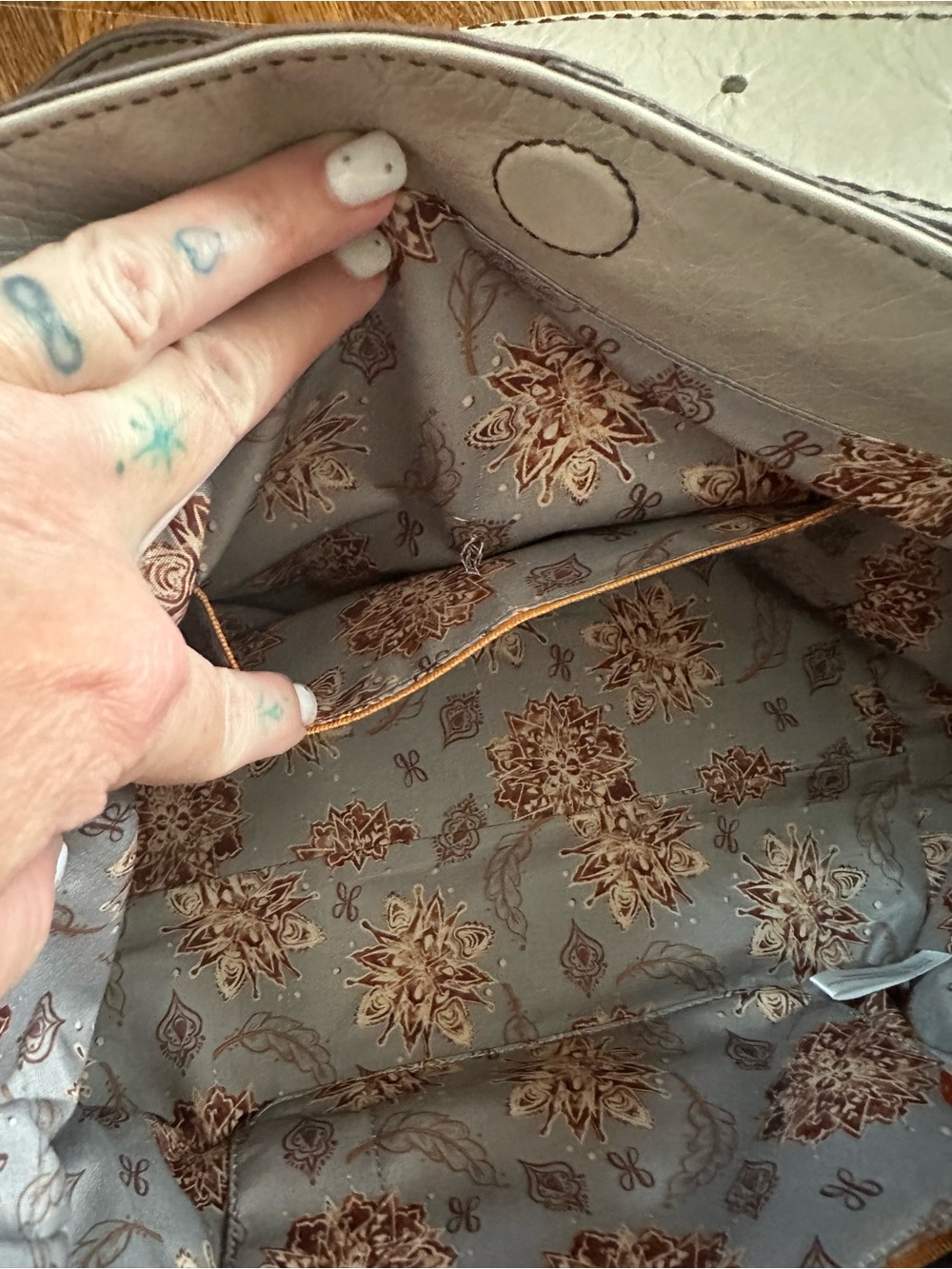 HOBO Leather Shoulder Bag Gray Taupe Floral Lining Brass Hardware - Picture 3 of 7